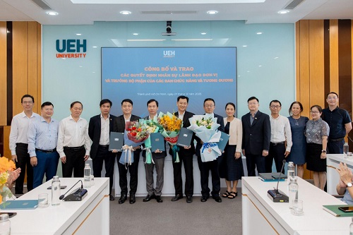 UEH trao các quyết định nhân sự lãnh đạo đơn vị và trưởng bộ phận của các ban chức năng và tương đương