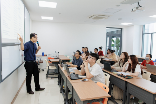 UEH giữ ổn định học phí học kỳ cuối năm 2026 – Nỗ lực đồng hành và đem lại giá trị xứng đáng dành cho người học